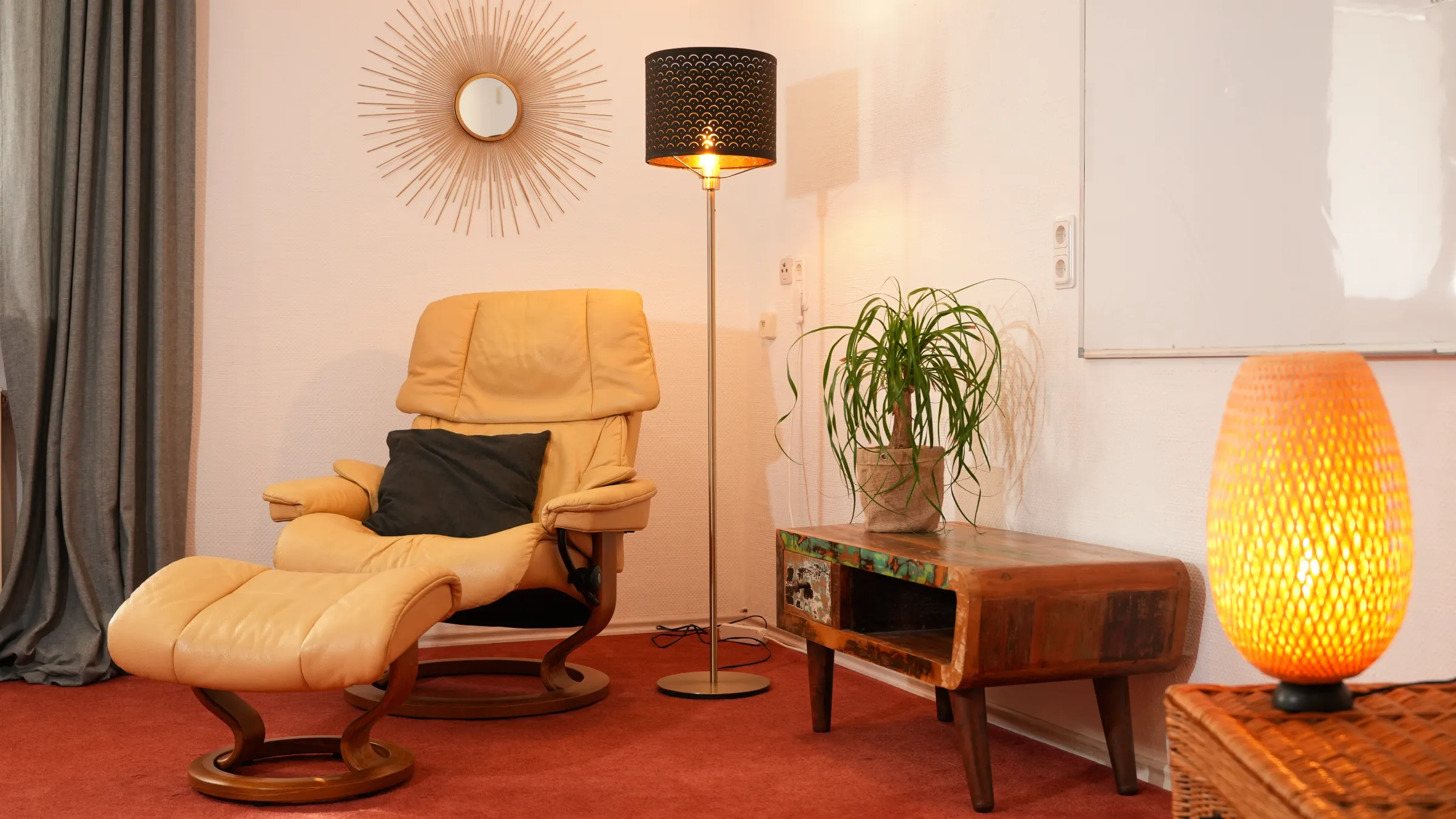 Einladender Coaching-Bereich für Beratungsgespräche Hypnose in Fulda: Komfortabler Sessel in warmer, ruhiger Atmosphäre mit sanfter Beleuchtung und natürlicher Dekoration.